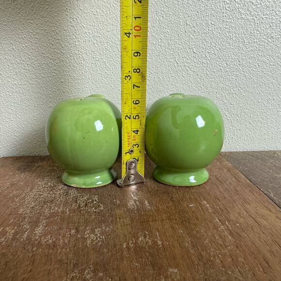 Vintage Ceramic Pale Green Handled Rounded Salt and‎ Pepper Shakers - Picture 5 of 9